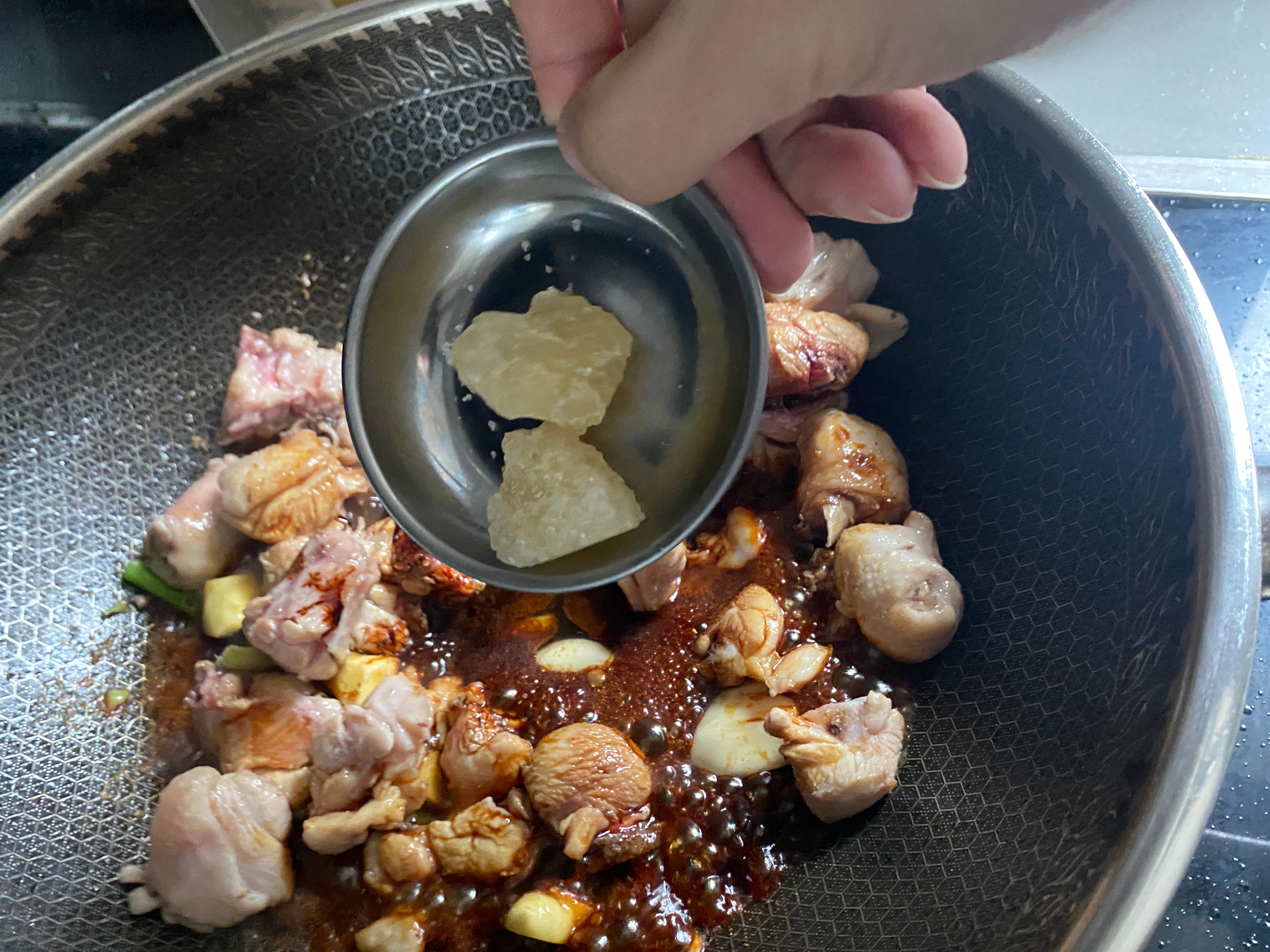 黄焖鸡到底加了什么料才那么香？除了盐和味精，最关键的是这味料