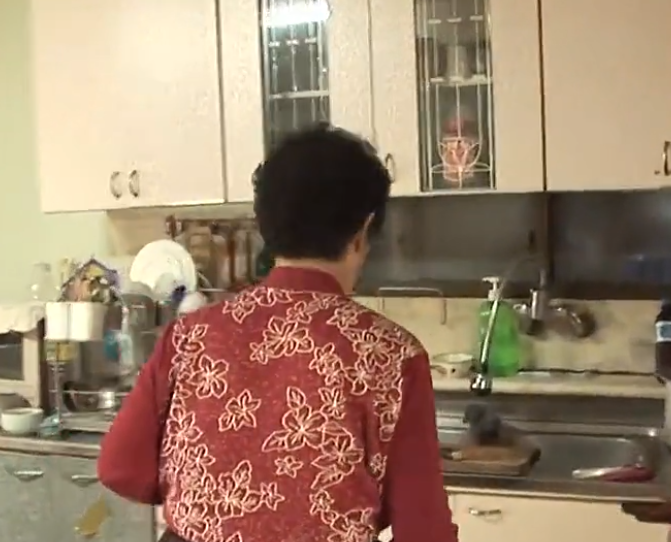 大妈为了能够吃肉，每天都要喝洗洁精解腻，已连续喝了几十年