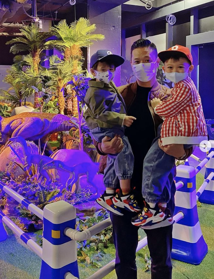 胡杏儿老公晒带娃日常，周末陪儿子游儿童展览，一人抱俩娃超有爱