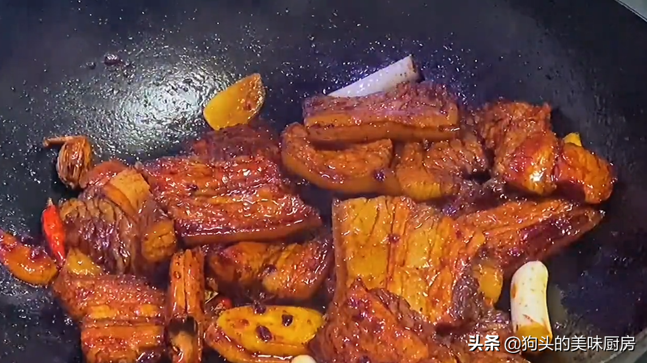 五花肉怎样做才软烂不油腻？大厨教你一个做法，出锅汤汁都不剩