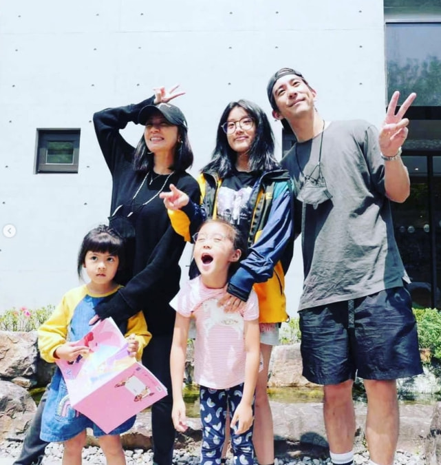 贾静雯大女儿晒全家福，咘咘波妞躺妈妈怀里卖萌，一家五口超有爱