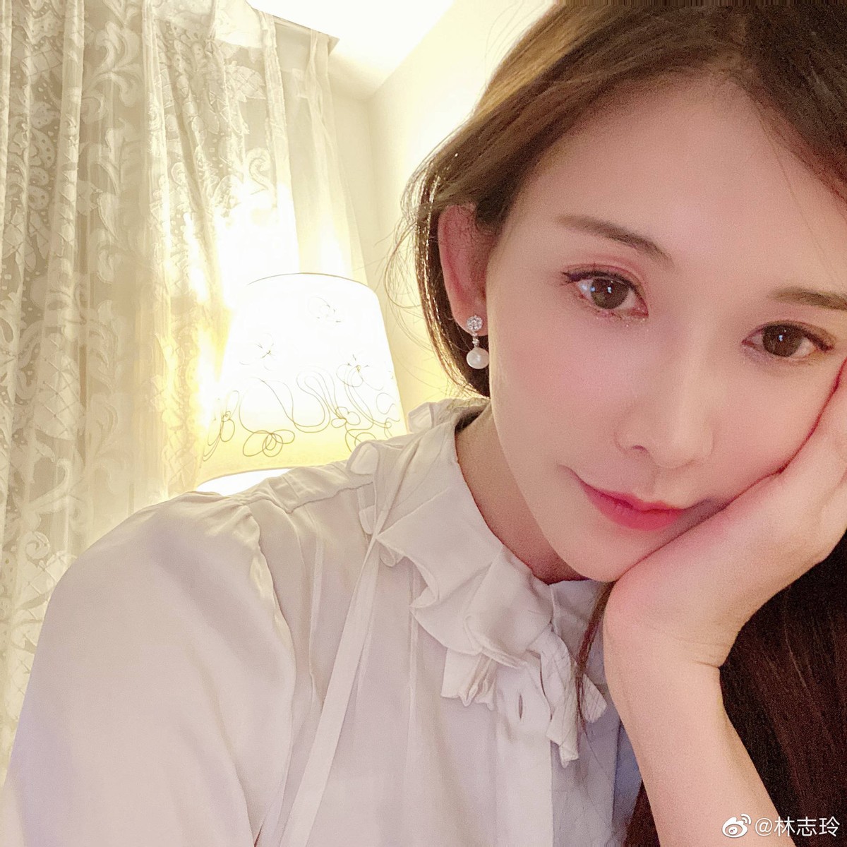 林志玲晒自拍庆47岁生日，身边不见老公，配文被调侃要做妈妈了？