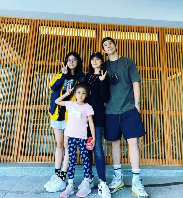 贾静雯大女儿晒全家福，咘咘波妞躺妈妈怀里卖萌，一家五口超有爱