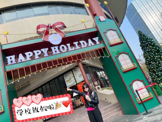 吴尊晒照庆儿女放寒假，获女儿投喂满脸幸福，NeiNei越长越像妈妈