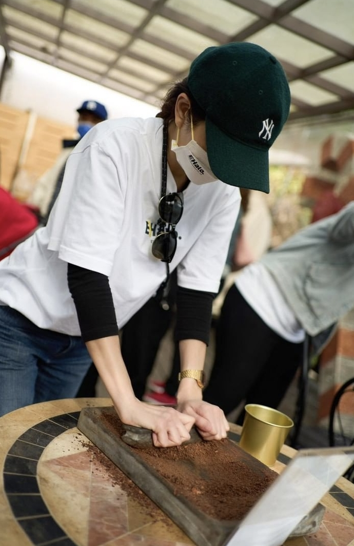 Ella带家人和员工度假，与劲宝DIY披萨，母子欢乐同框画风有爱