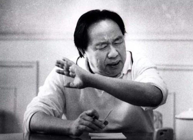 99年“首富”牟其中入狱，妻子携子赴德，小28岁的小姨子却未离开