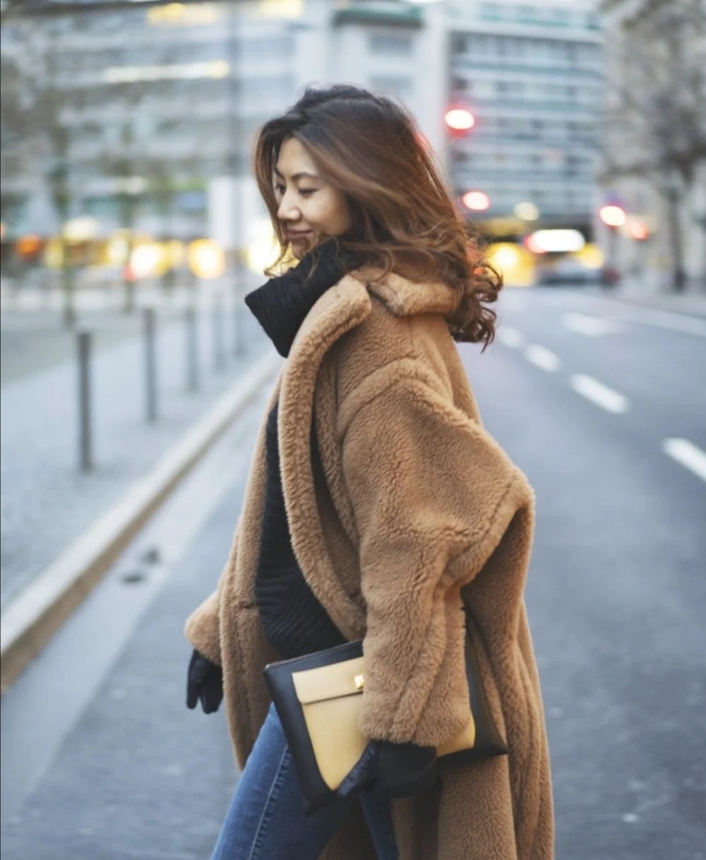 “少女风”穿搭不吃香了！今冬流行成熟风搭配，实用时尚又减龄