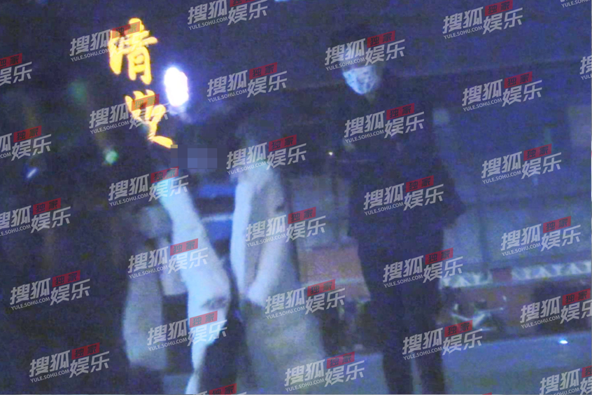 刘涛亲自接女儿放学，13岁身高直逼妈妈，两人在寒风中一路小跑