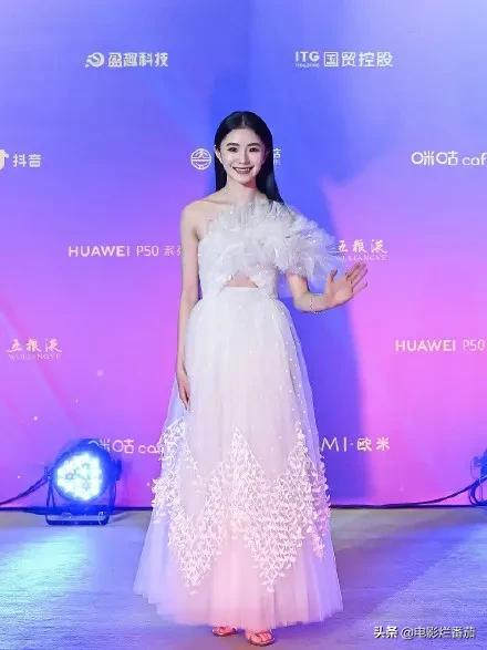 金鸡红毯：张子枫为00后站台，韩雪为80后撑场，刘敏涛为70后争光