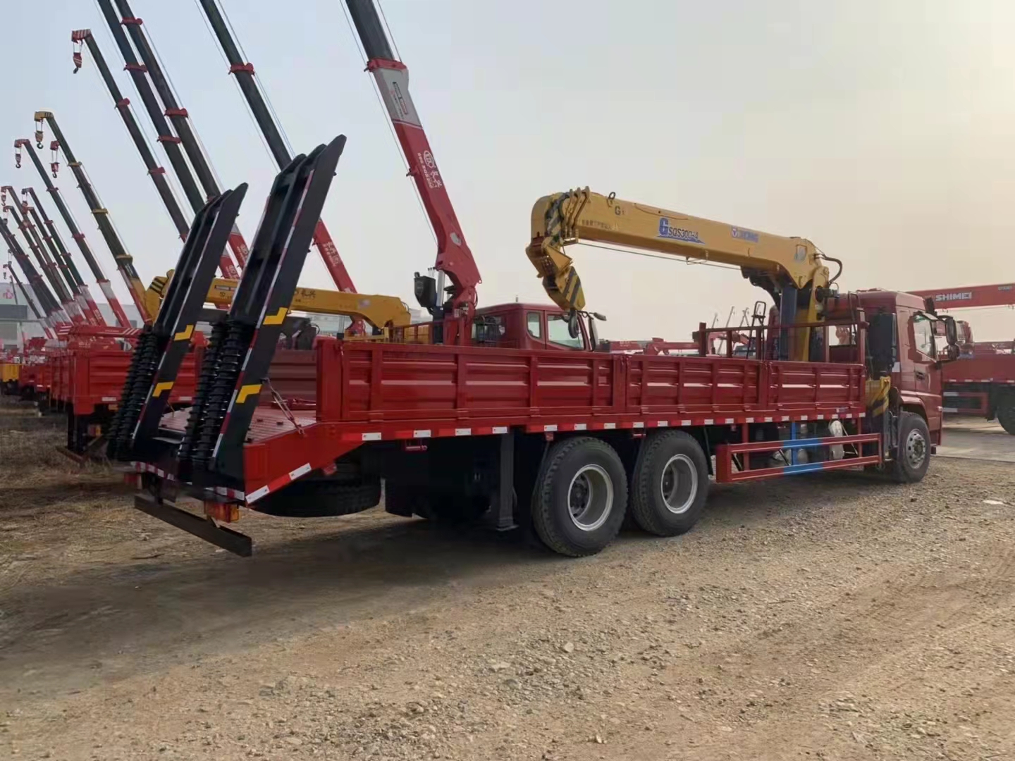 陜汽軒德翼6隨車(chē)吊貨箱帶爬梯可以拉挖機(jī)