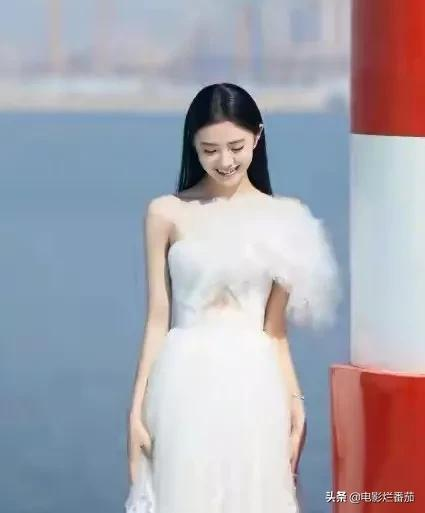 金鸡红毯：张子枫为00后站台，韩雪为80后撑场，刘敏涛为70后争光