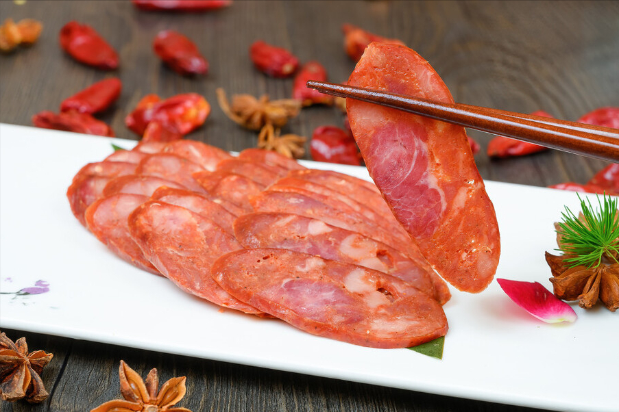 香肠要想好吃，要蒸还是要煮？农村大妈教你做法，香味浓郁还不腥