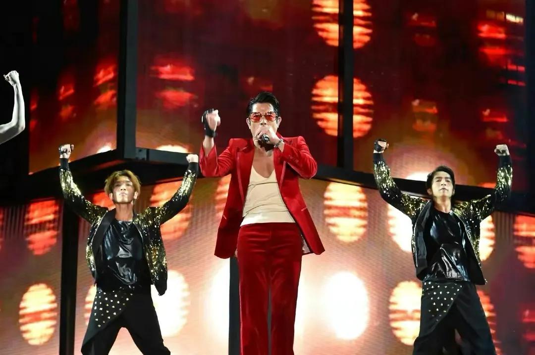 方媛晒幸福日常，健身带娃轻松兼顾，郭富城陪妻女坐缆车超有爱