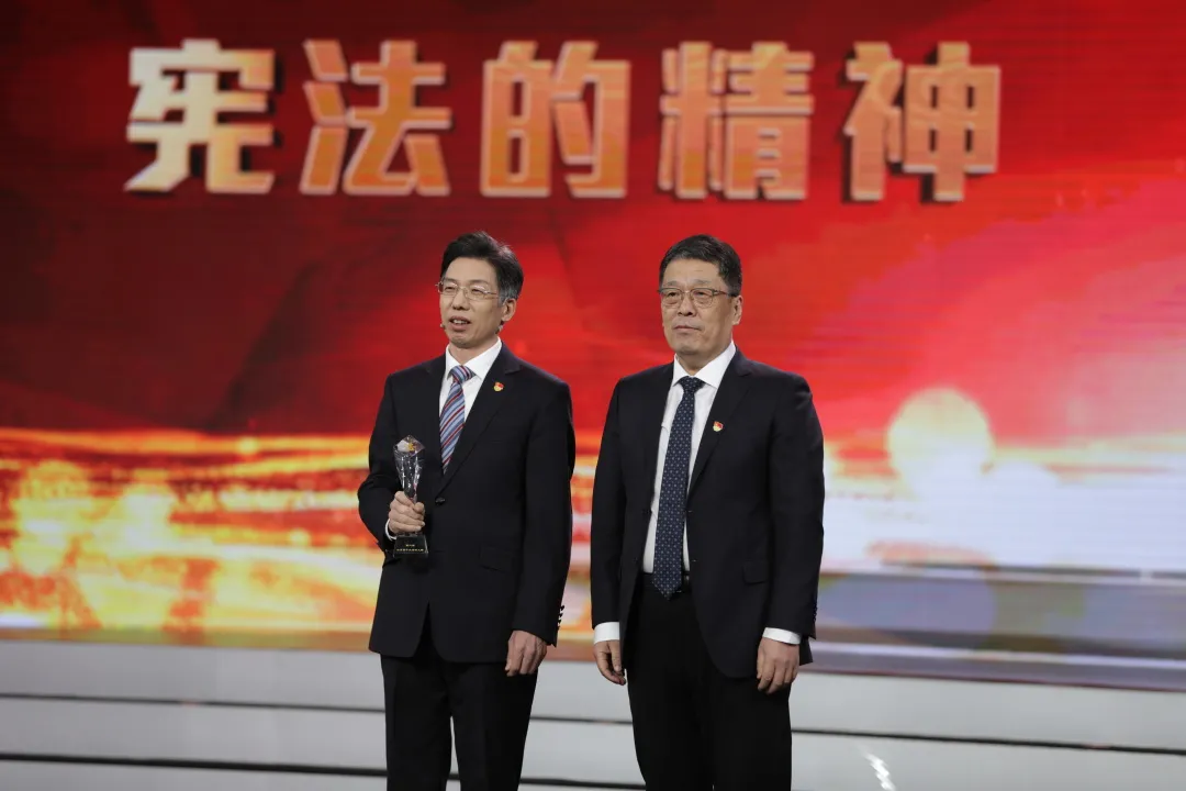 第二届“山东省十大法治人物”颁奖典礼在济南举办