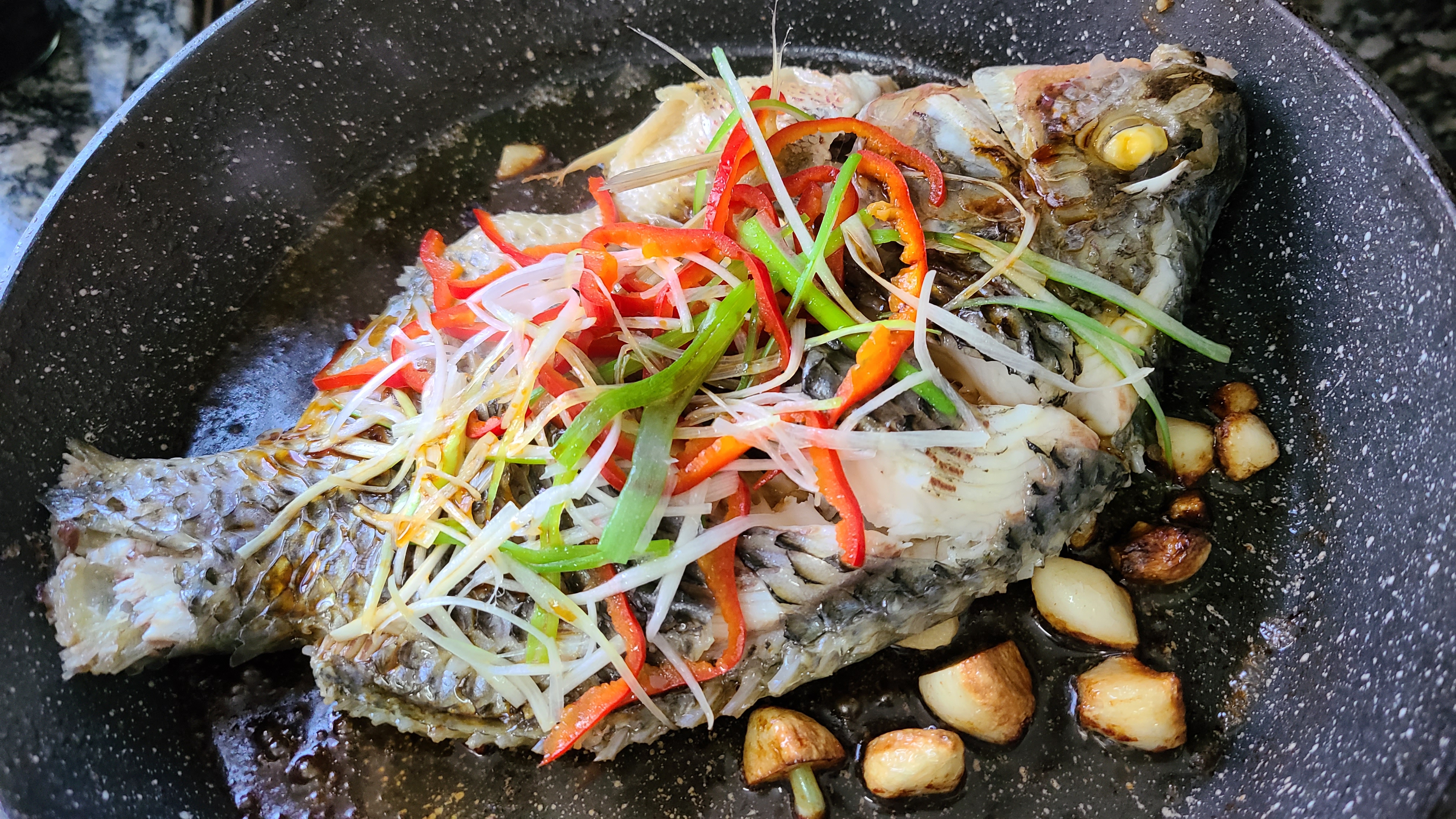 蒜香焗鱼这做法在广东出了名，老厨师教的一道菜，味香肉嫩