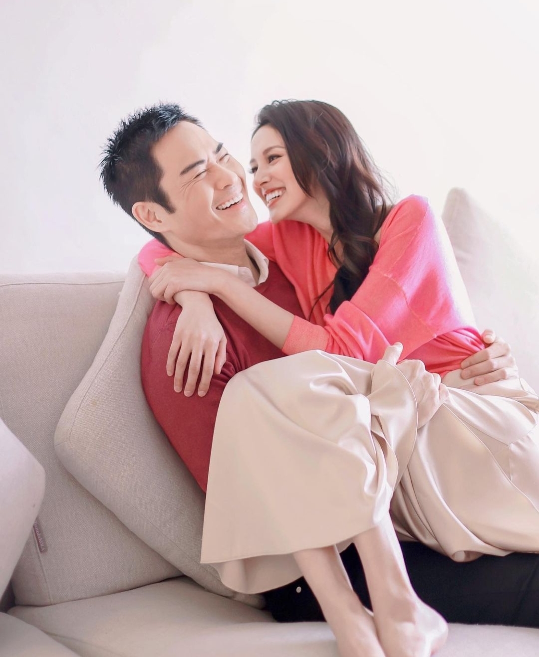 郑嘉颖90后娇妻携子拍广告，母子三人温馨互动，兄弟俩颜值颇高