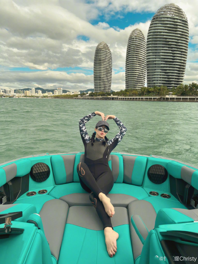 钟丽缇张伦硕带俩女儿冲浪，一家四口久违同框，全是高颜值大长腿