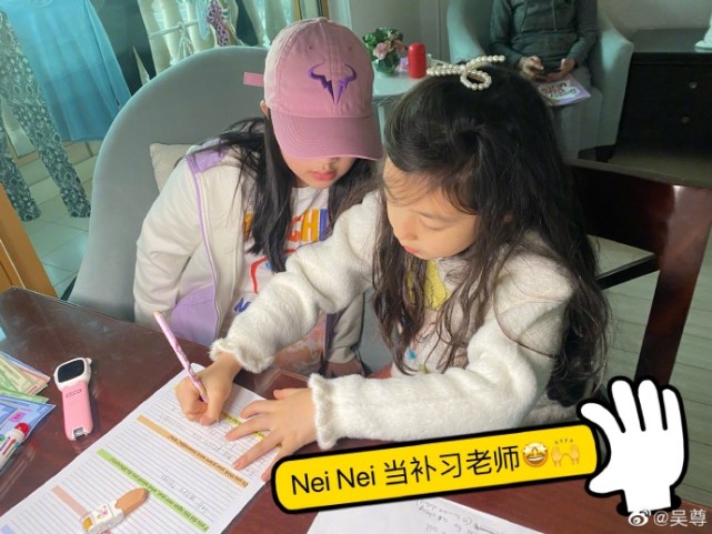 《爸爸5》萌娃重聚，neinei给泡芙补习英文，max身高超Jasper