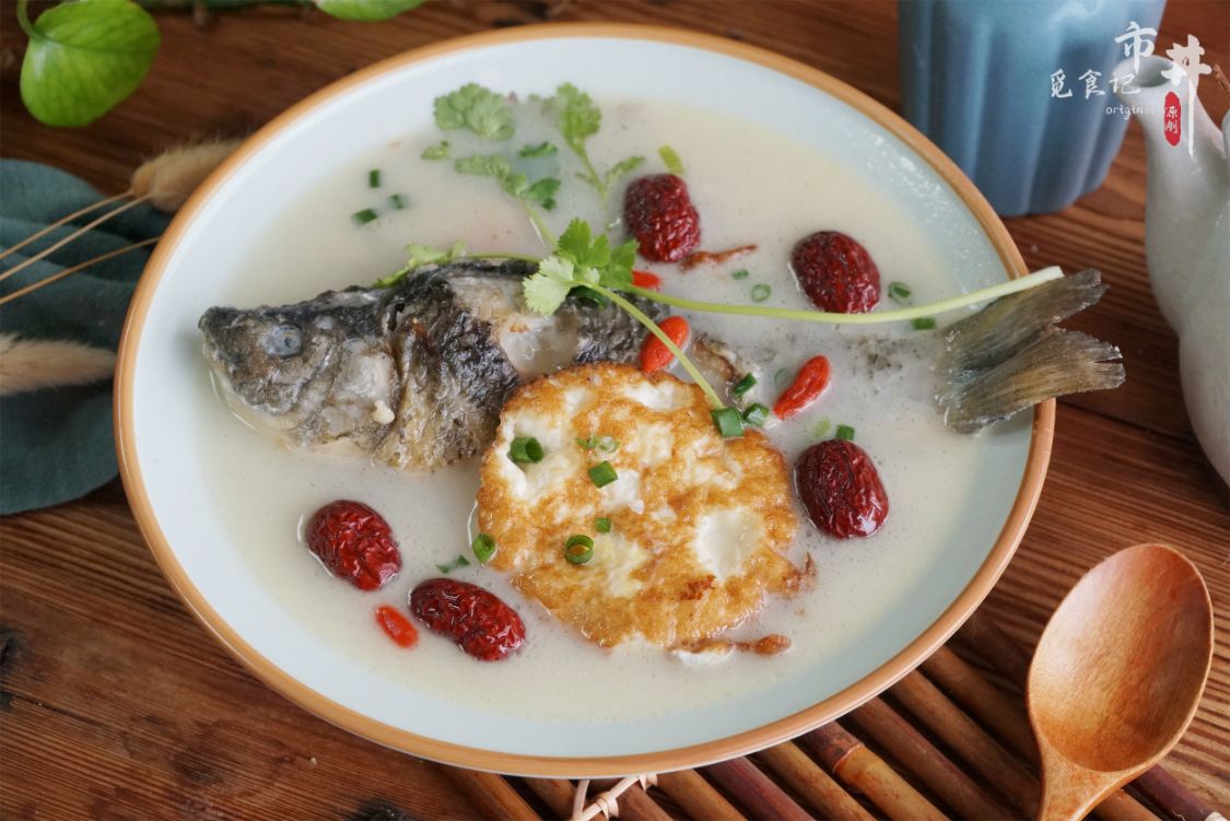 冬天煮鲫鱼汤时，记得多加3样食材，驱寒又营养，味道也更鲜了