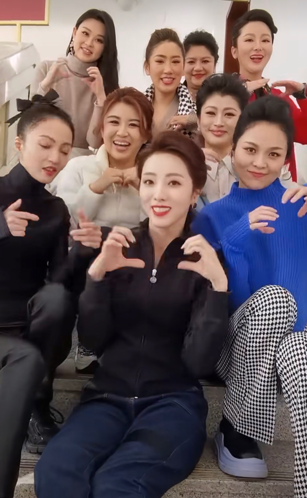 央视主持人李思思晒私下照，坐c位瓜子脸好美，张韶涵筷子腿抢镜