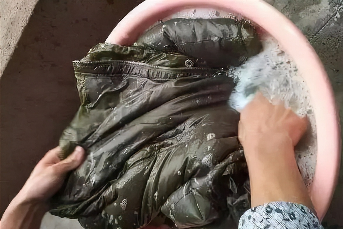 羽绒服脏了别水洗！教你这么做，羽绒服干净如新，真好用