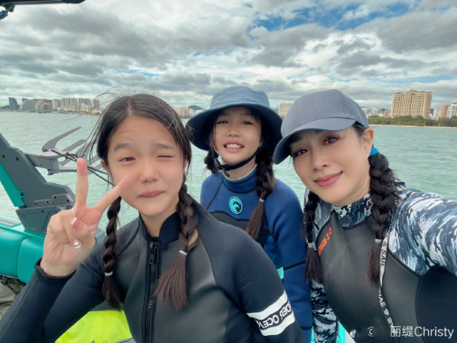 钟丽缇张伦硕带俩女儿冲浪，一家四口久违同框，全是高颜值大长腿