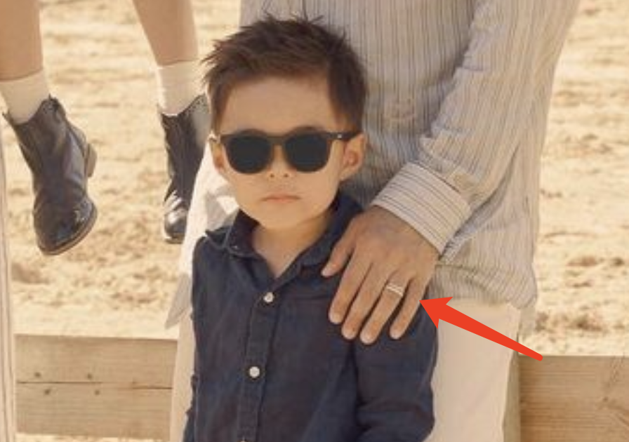 周杰伦元旦晒温馨全家福，女儿越来越像爸爸，儿子长高变帅超有型