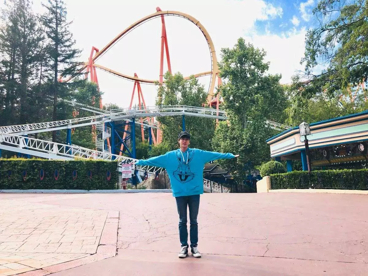 BTS Jin 游乐园巧遇阿米,被问你是世界级帅哥吗?