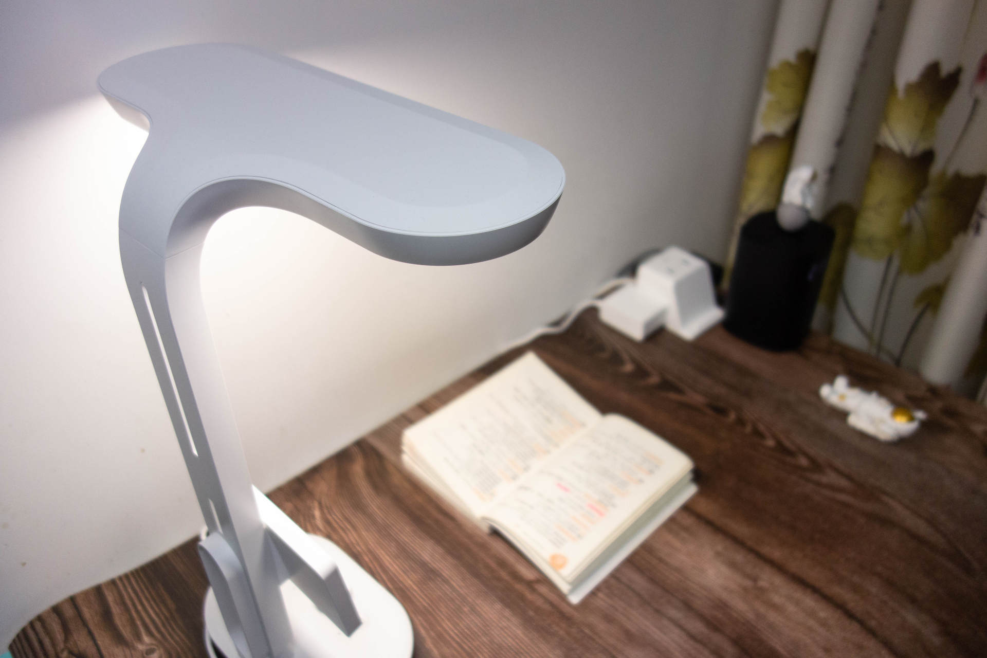 学习不能怠慢，眼睛不要再被伤害，碳氧护眼学习灯Pro必不可少