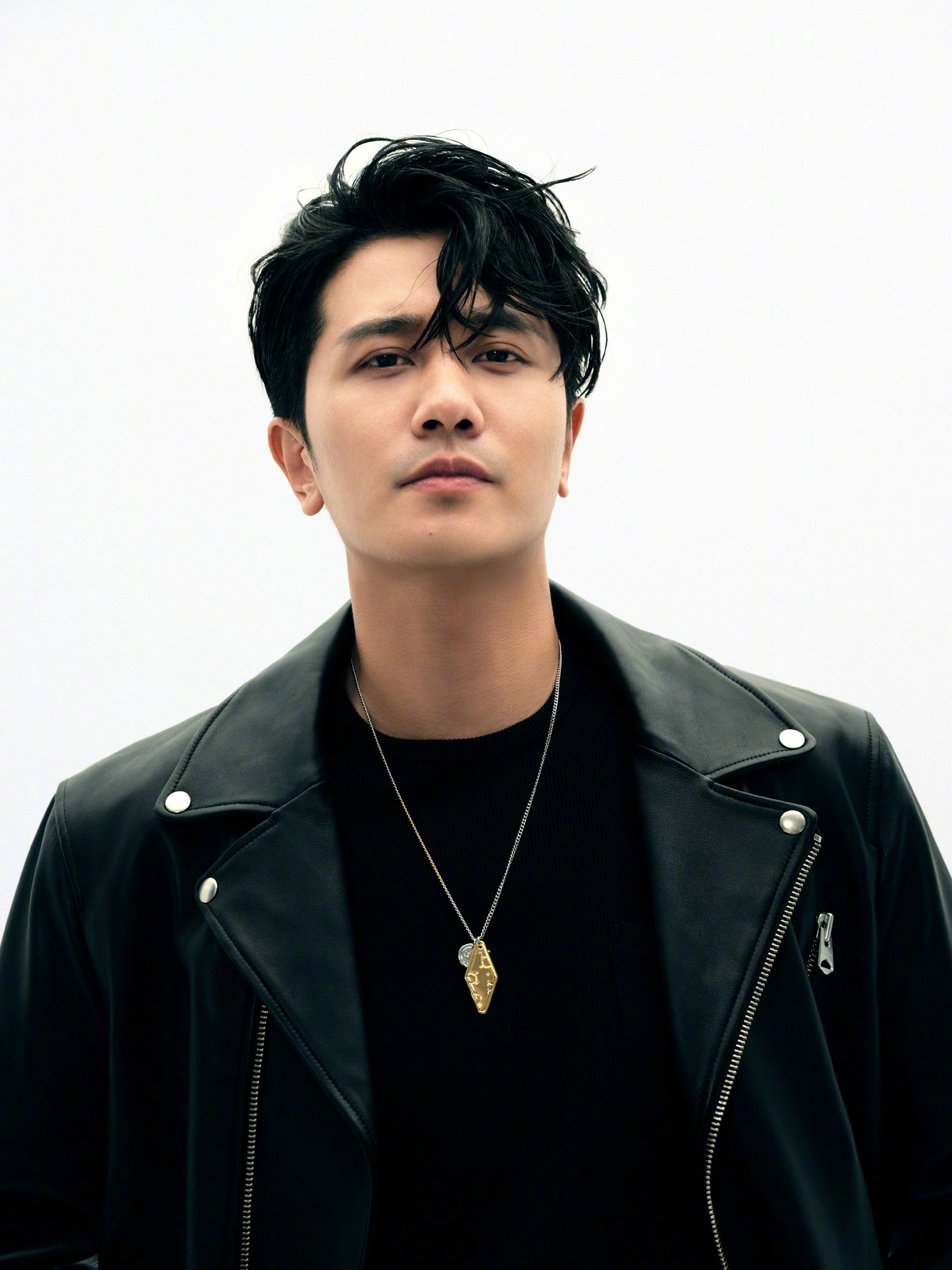 曝某85后小生曾为上位,甩掉女友被富婆包养,他女友