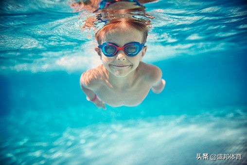 孩子学游泳何时开始以及父母应该注意什么