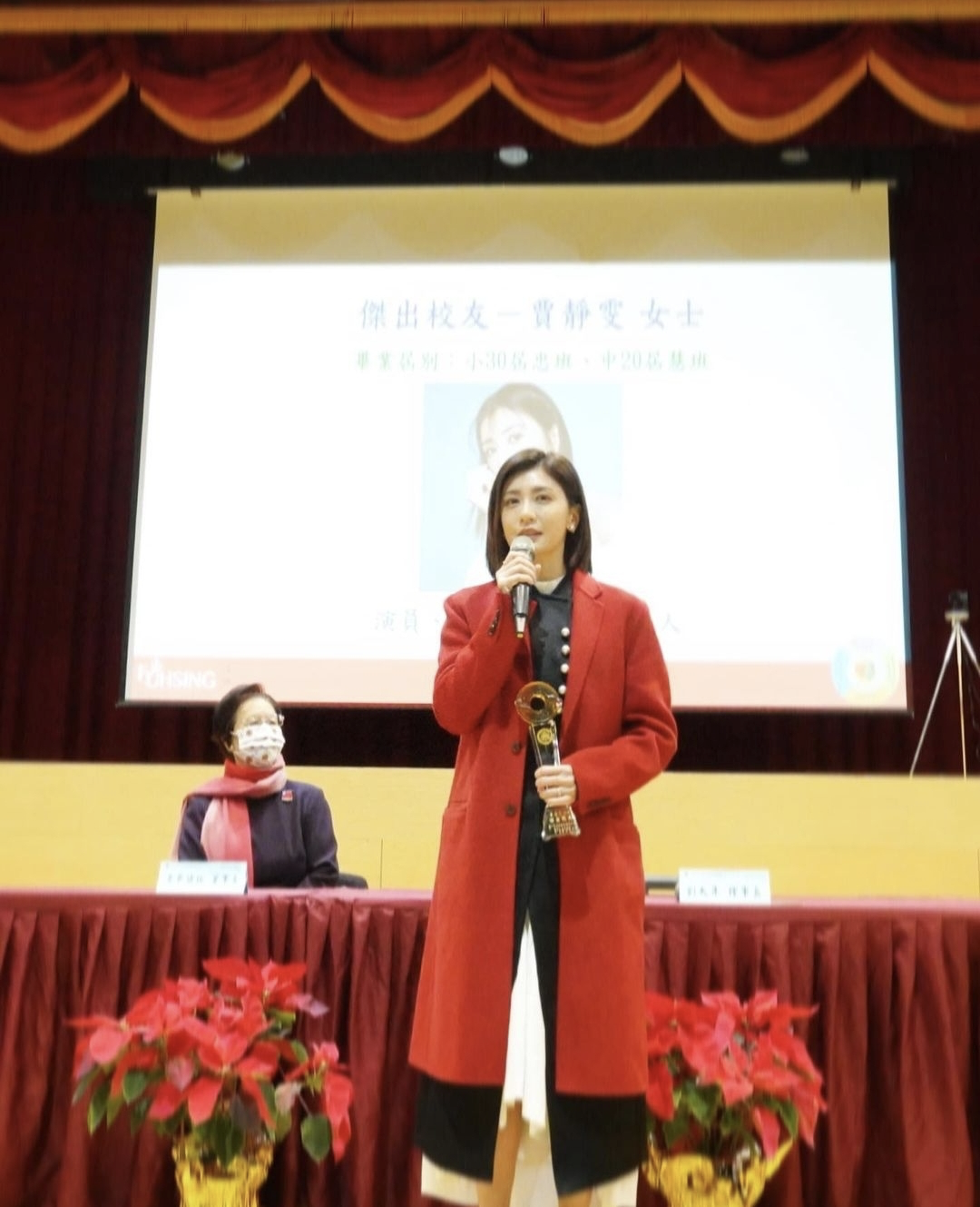 贾静雯荣归母校被评为杰出校友，晒多张童年照，咘咘和妈妈神相似