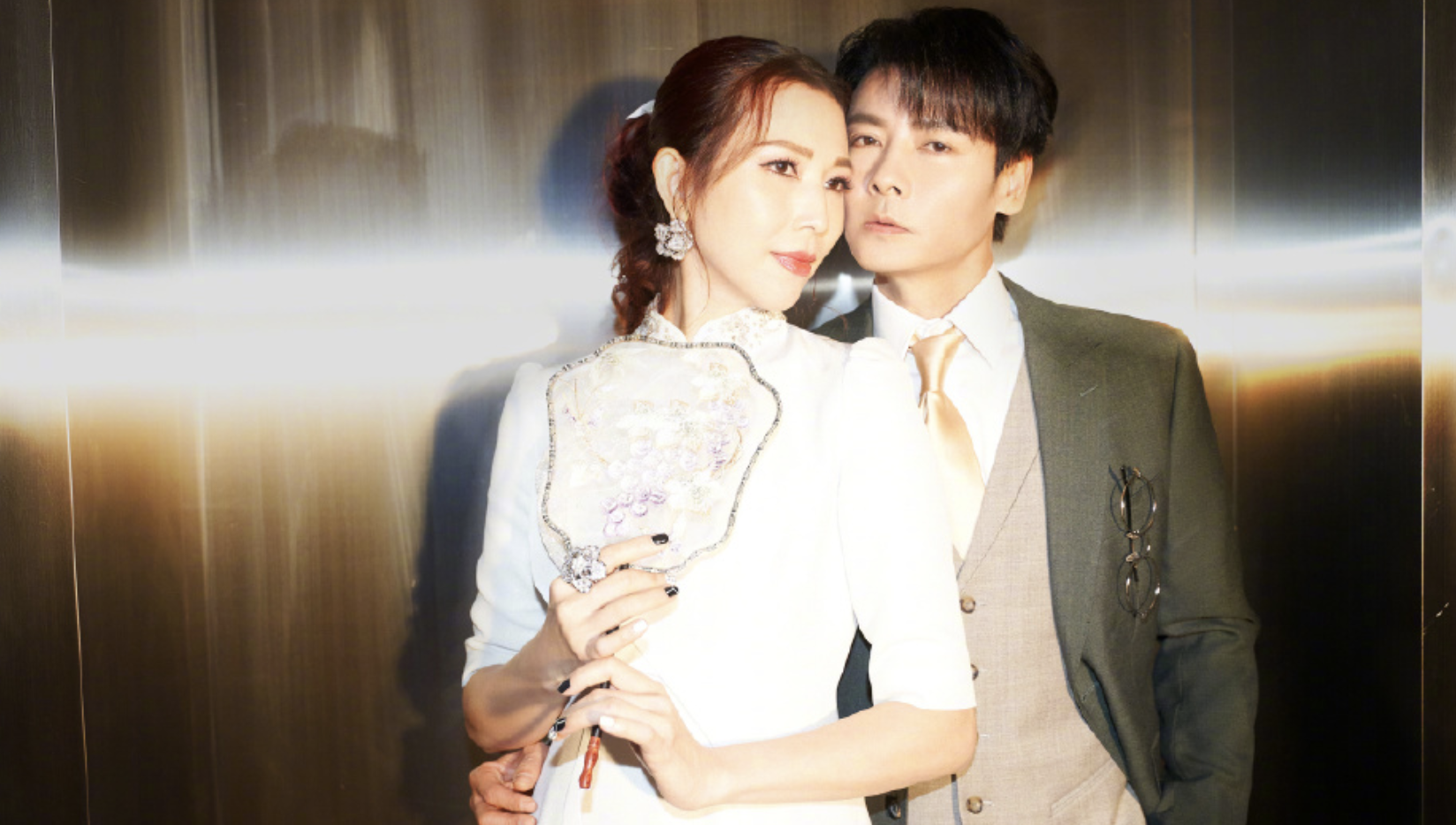 蔡少芬晒照庆祝结婚14周年，张晋甜蜜表白：我的心和你在一起