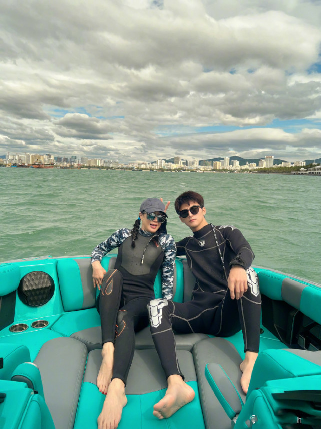 钟丽缇张伦硕带俩女儿冲浪，一家四口久违同框，全是高颜值大长腿