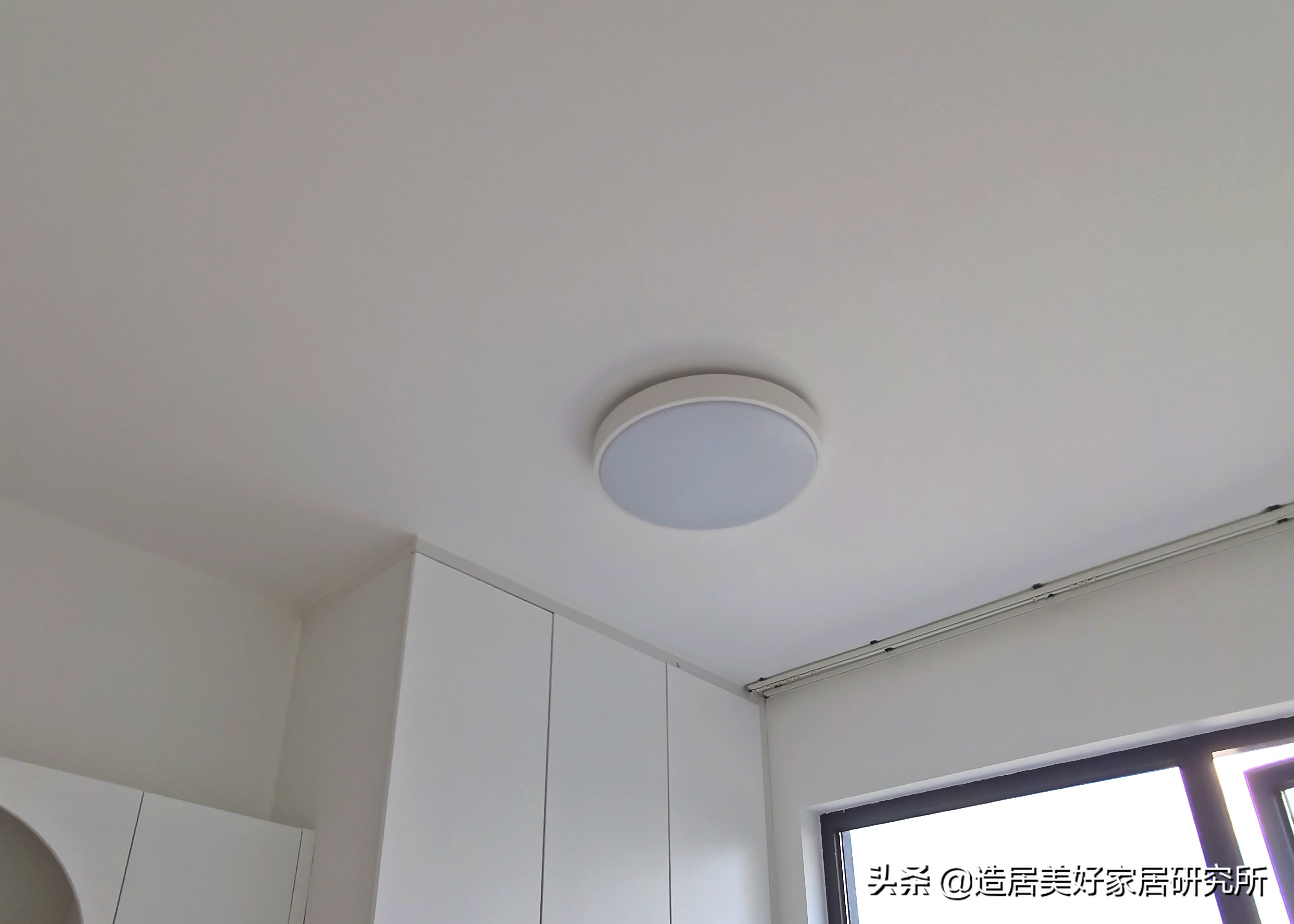 這個8㎡小臥室，不僅有榻榻米，還有好看的吸頂燈