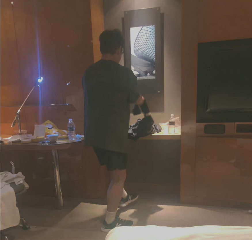 谭咏麟被控睡粉后首次回应，否认照片真实性，并为未及时回应道歉