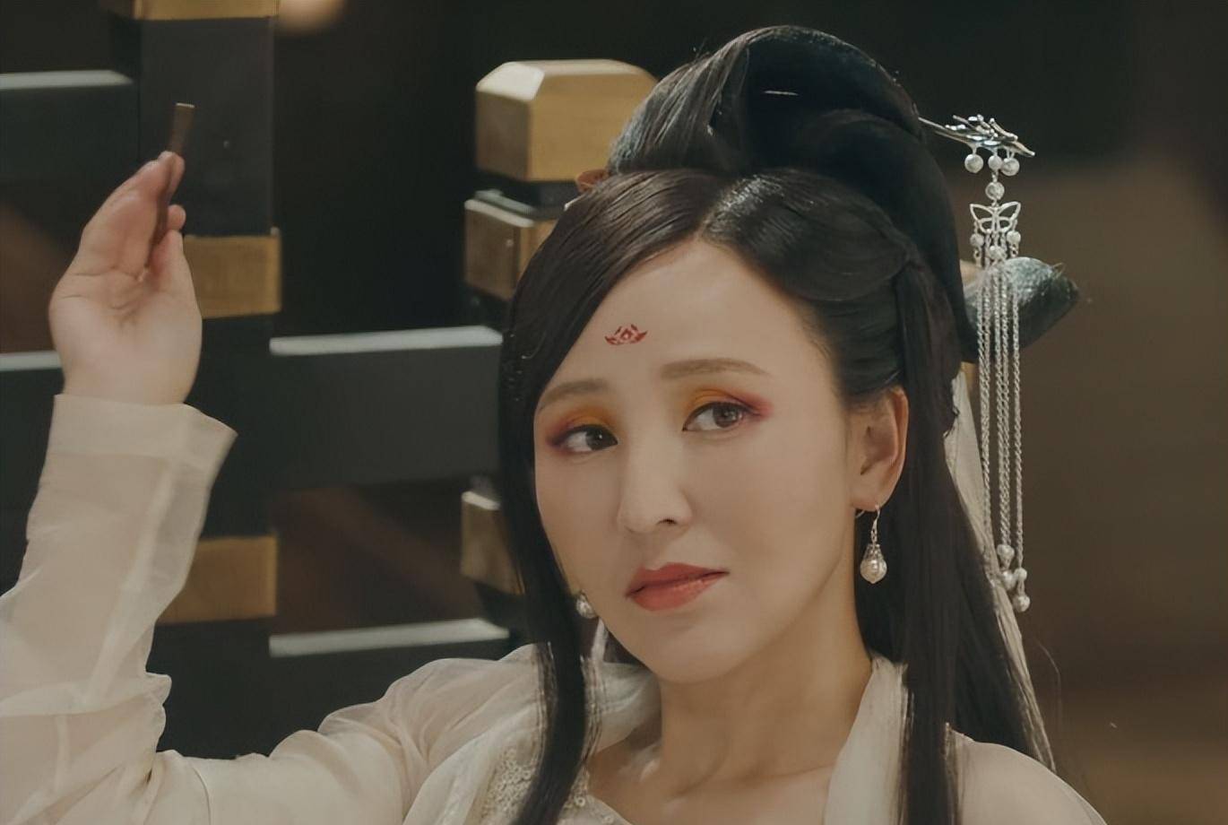 2011年,37岁的岳丽娜冒着"高龄产妇"的风险生下了大儿子;次年,她又