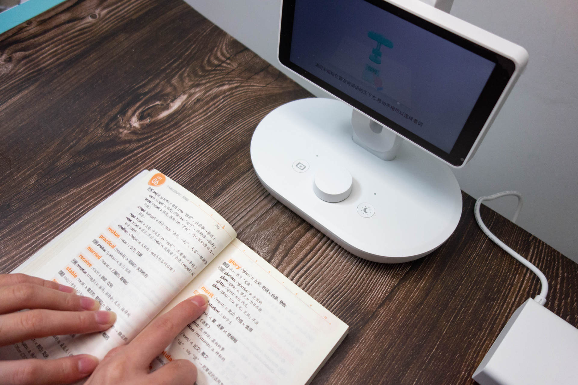 学习不能怠慢，眼睛不要再被伤害，碳氧护眼学习灯Pro必不可少