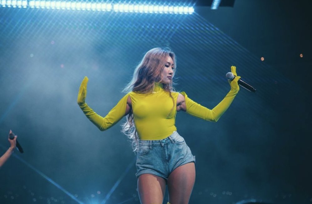 女歌手校园表演做不雅动作,限制级表演惹怒网友:教坏孩子最新消息动态