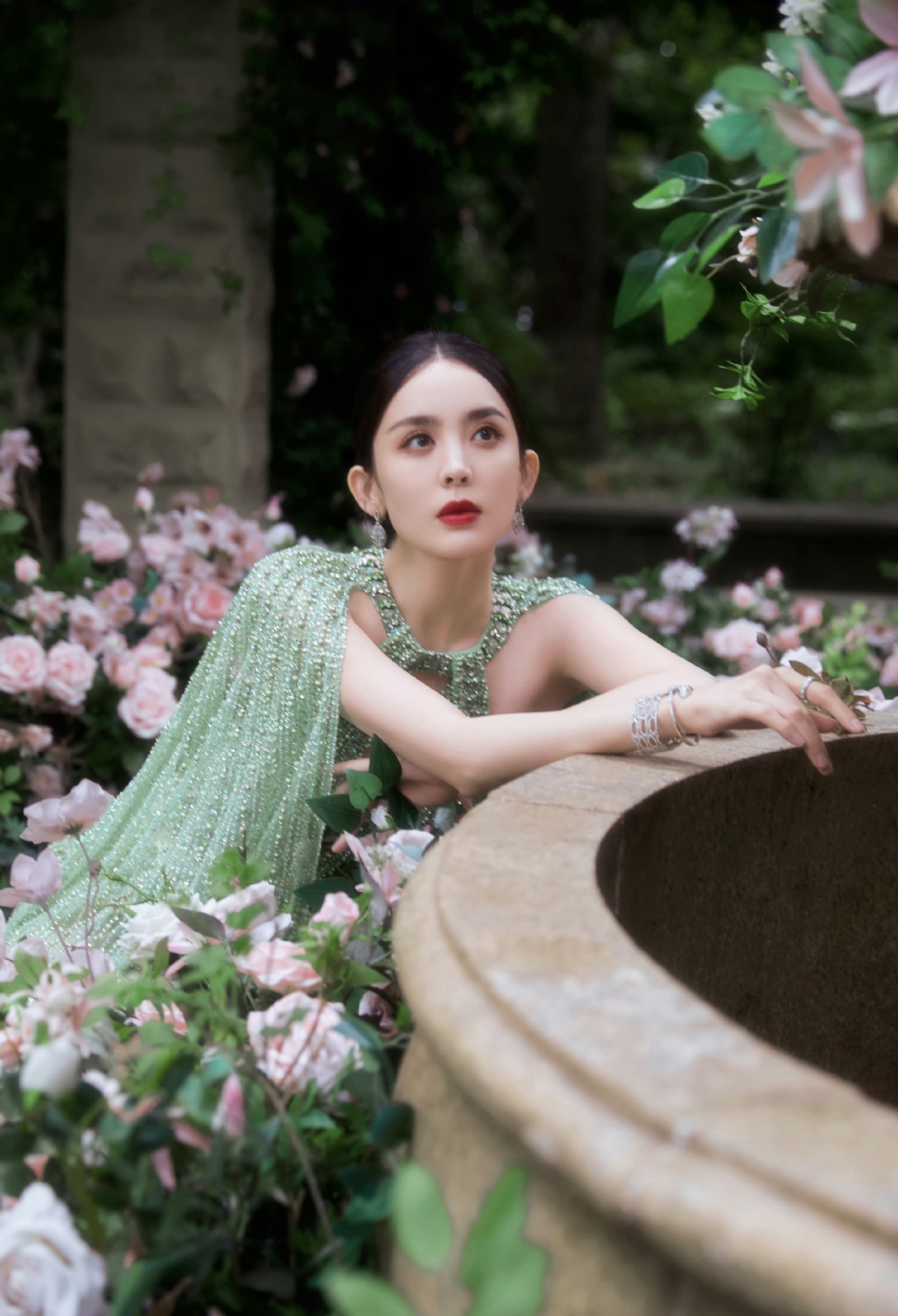 古力娜扎绿色挂脖抹胸珍珠包臀裙绝美写真,一字带高跟鞋美腿迷人最新