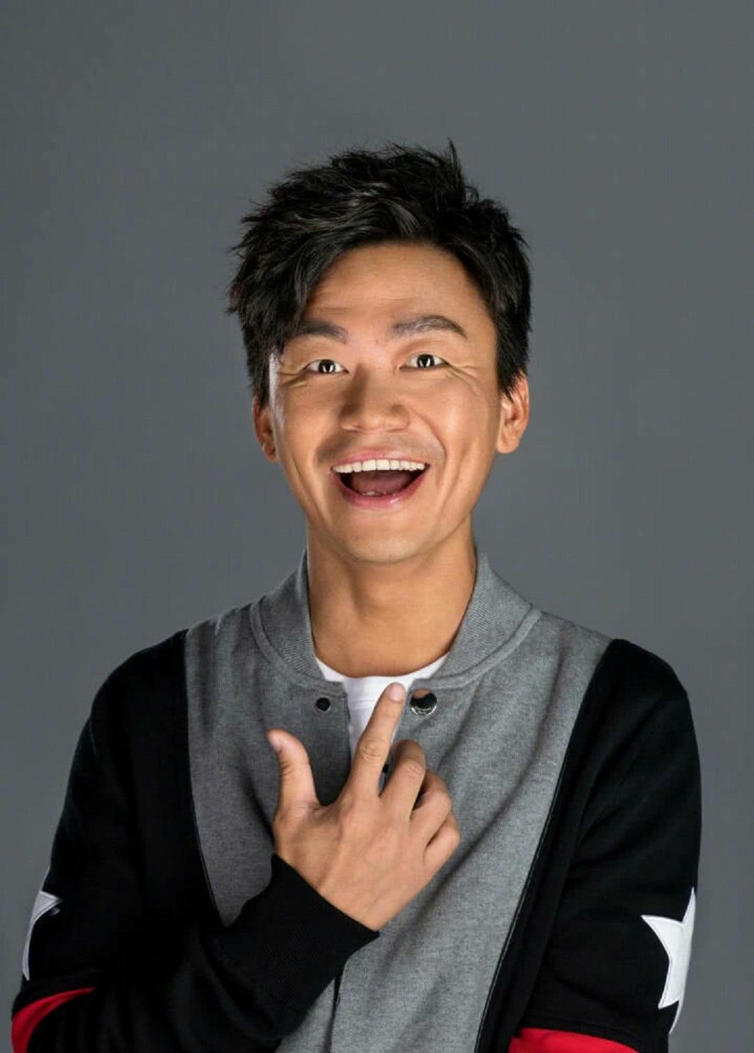 6位名人明星衣锦还乡名场面,有人回村就发钱,有人