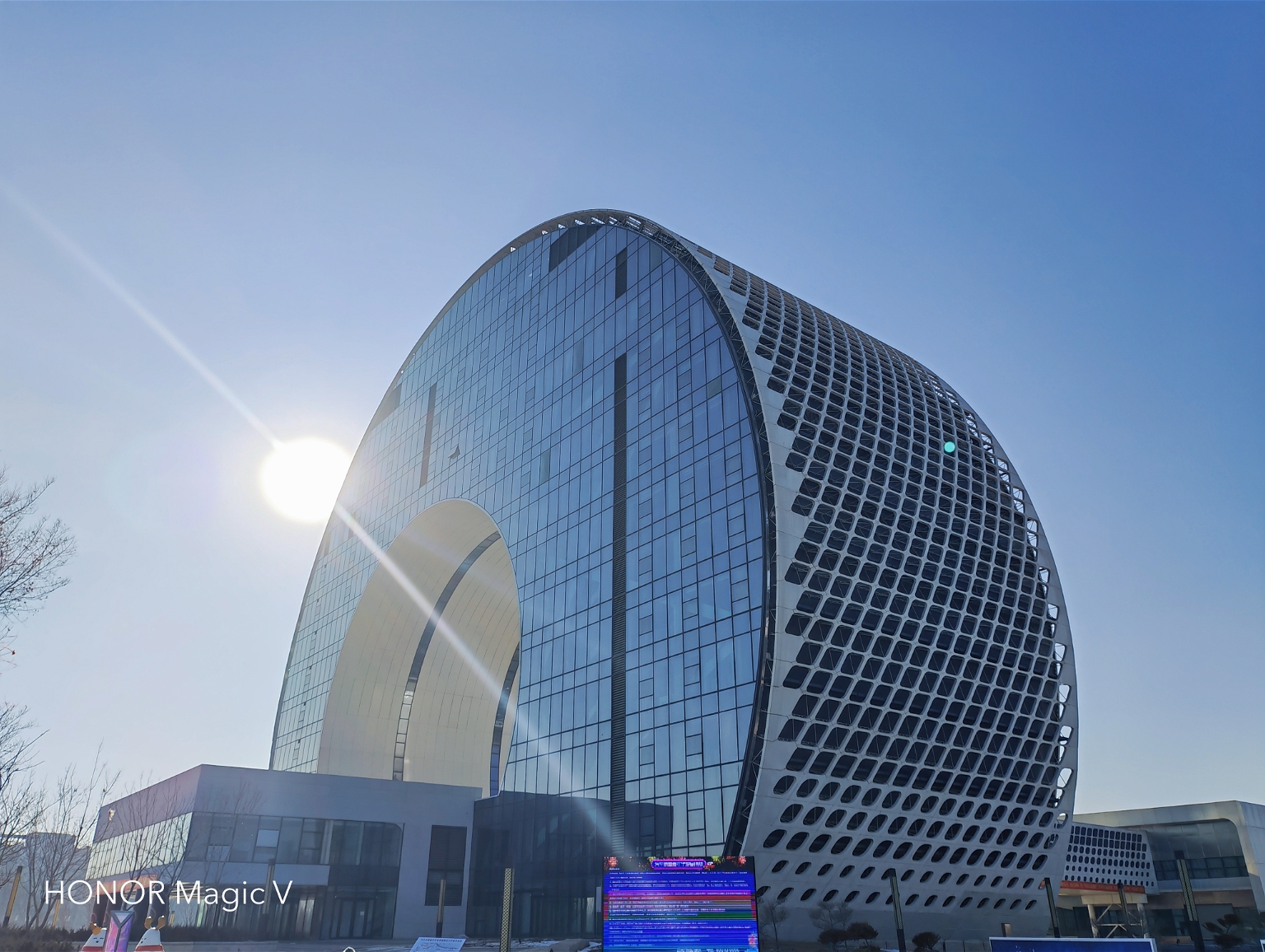 荣耀首款折叠屏Magic V评测：新骁龙8加特，三组镜头影像能力巅峰