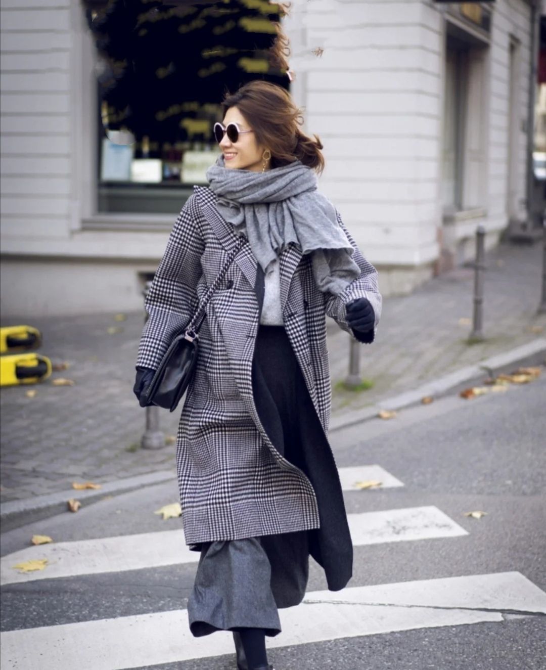 “少女风”穿搭不吃香了！今冬流行成熟风搭配，实用时尚又减龄