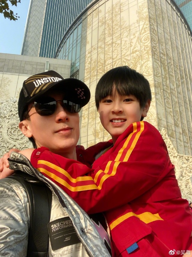 吴尊晒照庆儿女放寒假，获女儿投喂满脸幸福，NeiNei越长越像妈妈