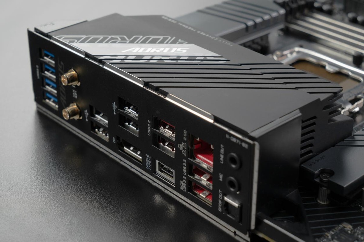堆料凶猛、战力十足！技嘉Z690 AORUS PRO主板评测