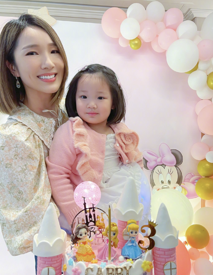王祖蓝晒全家福为俩女儿庆生，1岁妹妹很高冷，3岁姐姐镜头感十足
