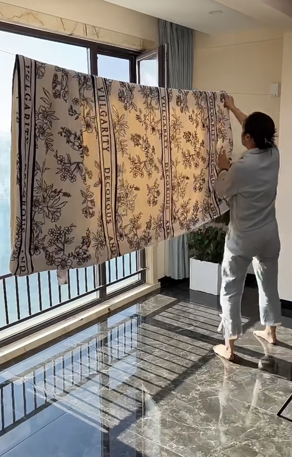 不用时,就收起来,钢绳自动回缩到母盒内,小小一个,完全不占用阳台空间