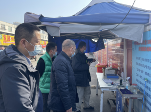 洪山区市场监管局督导白沙洲大市场（增益冷链）疫情防控工作