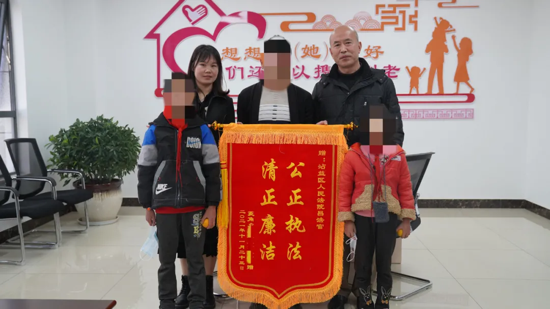 【我为群众办实事】他和孩子,千里送锦旗进法院