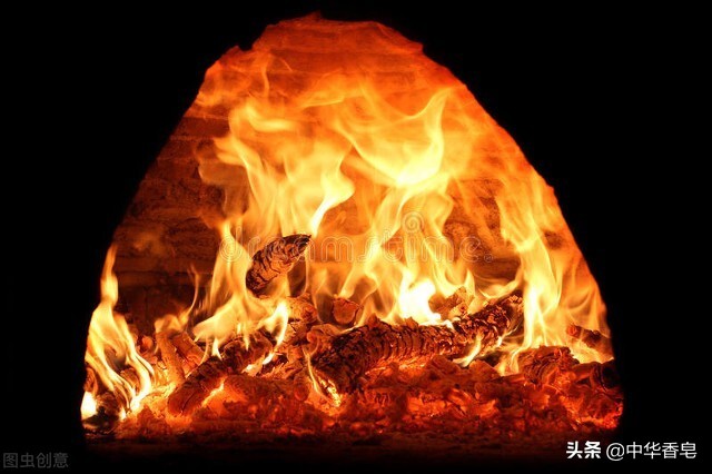 屋内炉火熊熊燃烧着，吃着烤红薯，落雪染影皂让人感到暖意融融